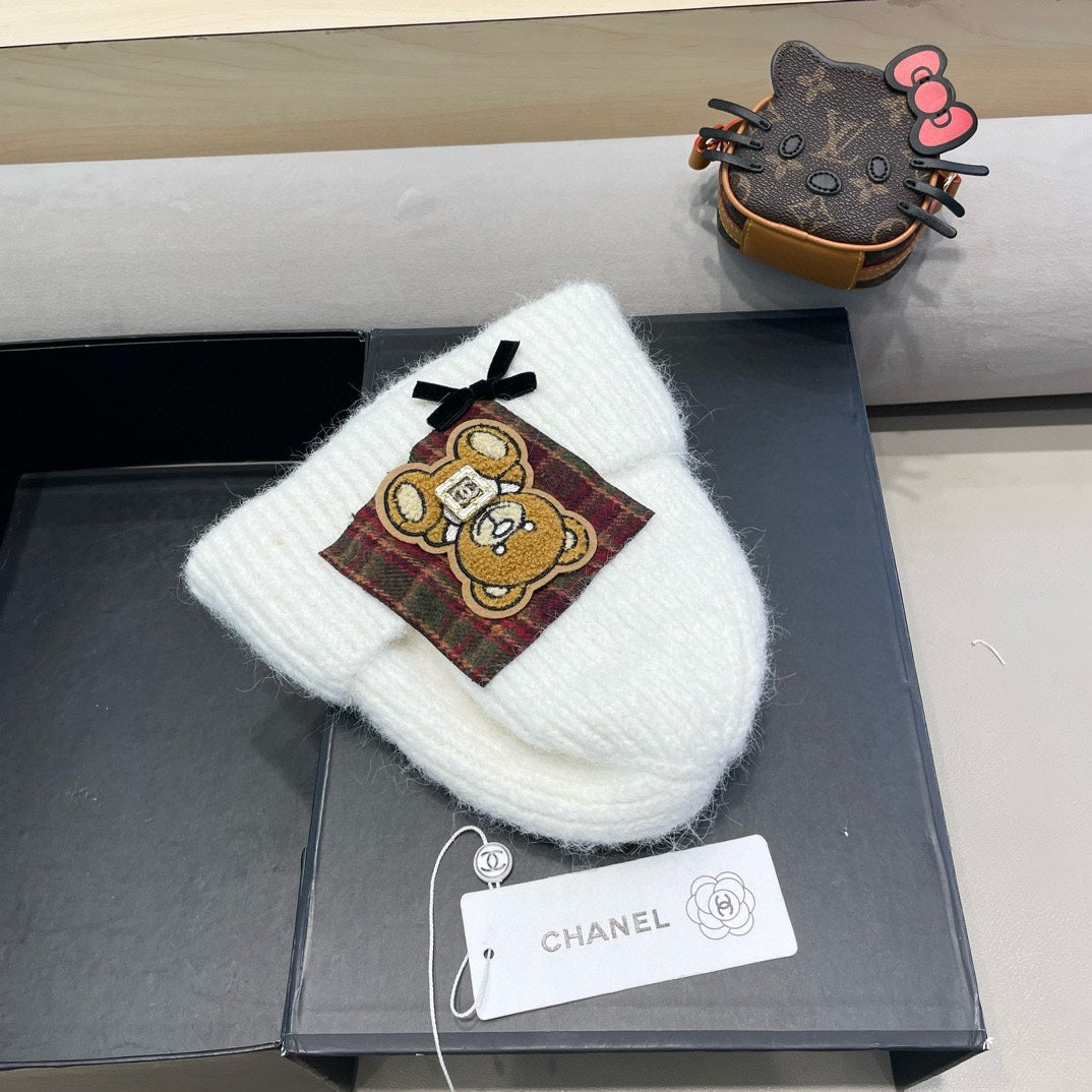 CHANEL BEANIE HAT IN WHITE WOOL WITH BOW 421253