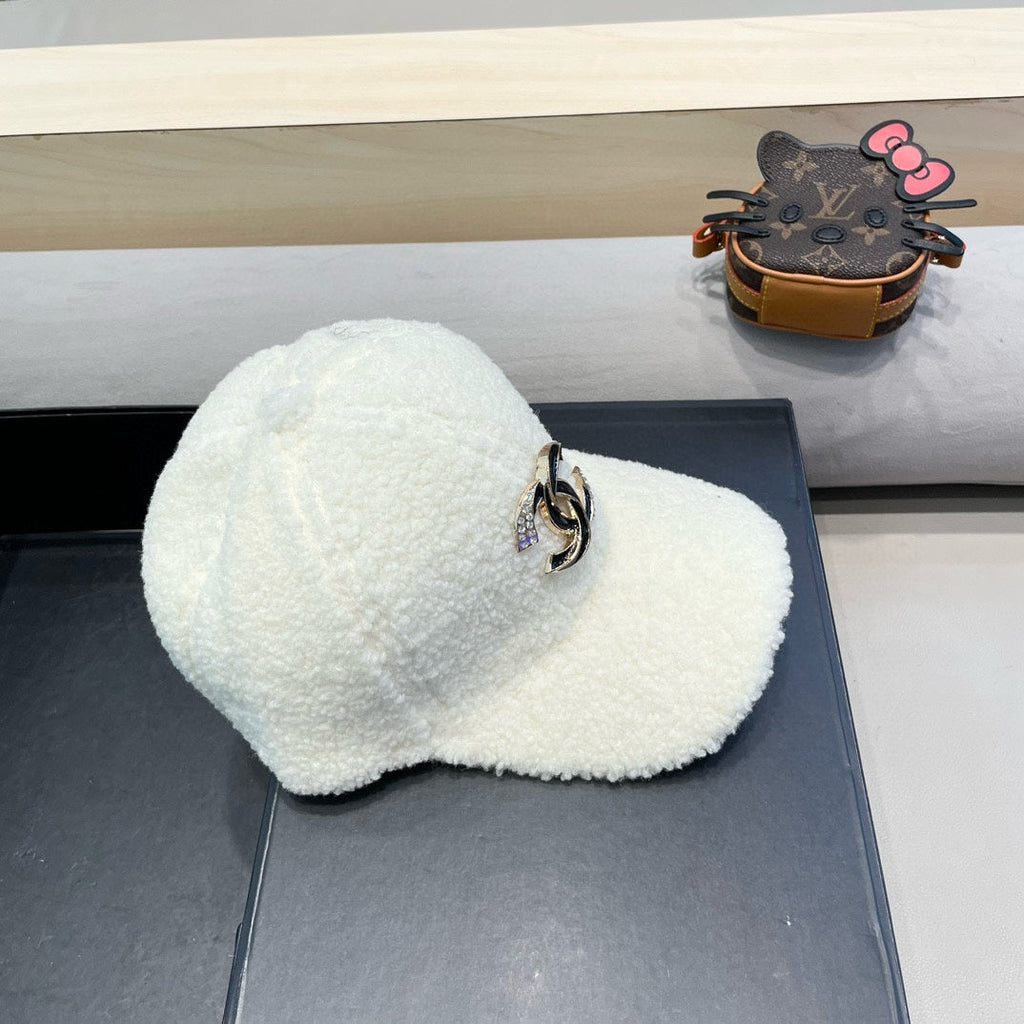 CHANEL BASEBALL HAT IN WHITE LAMB FUR 424251