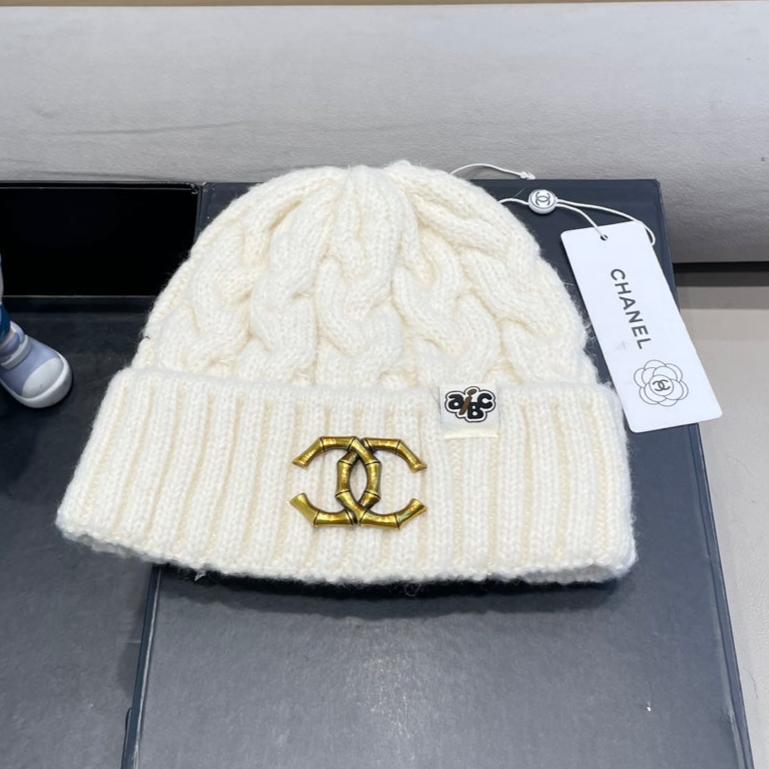 CHANEL BEANIE HAT IN WHITE WOOL 431705