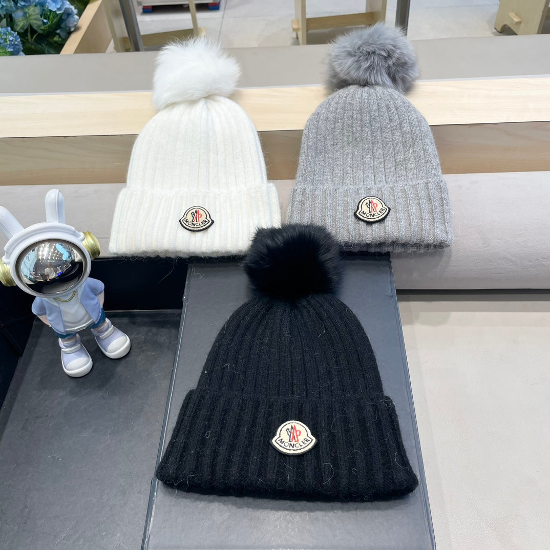 MONCLER BEANIE HAT IN BLACK WOOL WITH POM POM 438105