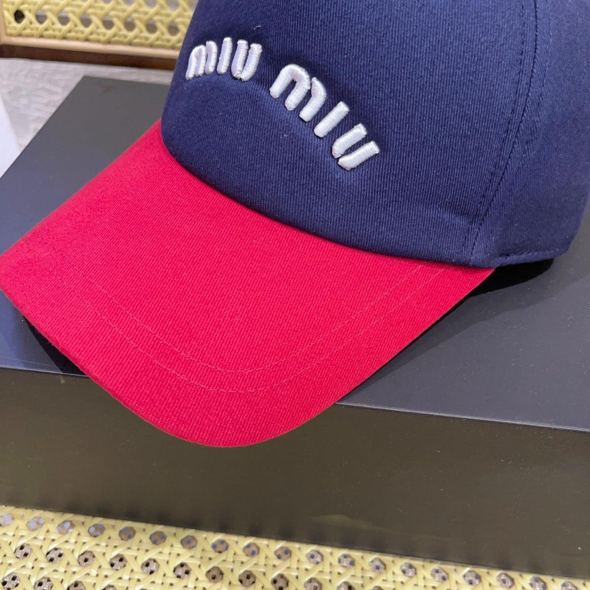 MIU MIU MM BASEBALL CAP IN NAVY BLUE AND RED FABRIC WITH LOGO EMBROIDERY